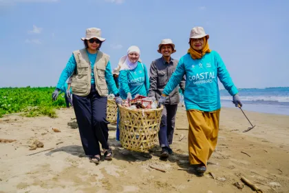 Program Aksi Bersih Pantai di Kawasan Pesisir Desa Sumberjaya,