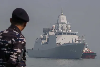 Kapal Perang HNLMS De Ruyter Singgah di Surabaya