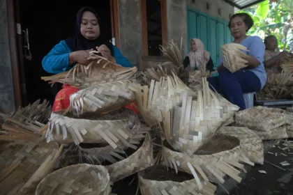 Kerajinan besek untuk tempat daging kurban meningkat