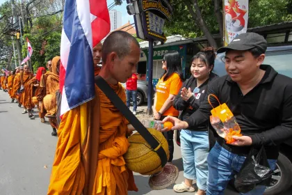 Perjalanan bikkhu Indonesia Walk for Peace di Surabaya