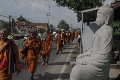 Perjalanan Spiritual Biksu Jalan Kaki Tiba di Mojokerto