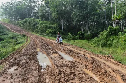Akses jalan desa di Jambi berlumpur saat musim hujan