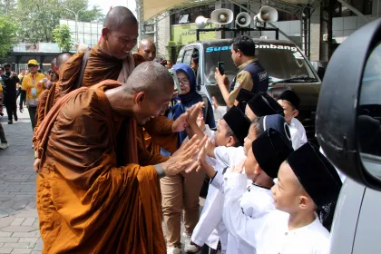 Biksu Thudong Kunjungi Makam Gus Dur di Jombang