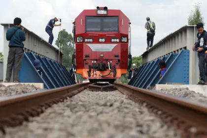 Uji fungsi jembatan kereta api di Kediri