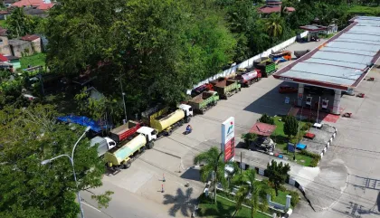 Antrean kendaraan mengisi BBM di Padang