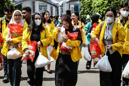 Mahasiswa di Palangka Raya Terima Pembagian Sembako Gratis