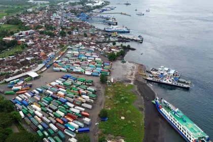 Pelabuhan Ketapang Dipadati Kendaraan Angkutan Barang
