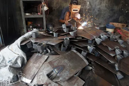 Pelaku IKM Pandai Besi Keluhkan Lonjakan Harga Bahan Baku
