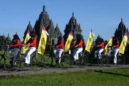 Parade sepeda di Candi Sewu