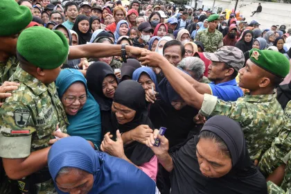 Bakti sosial TNI bagikan sembako di Tasikmalaya