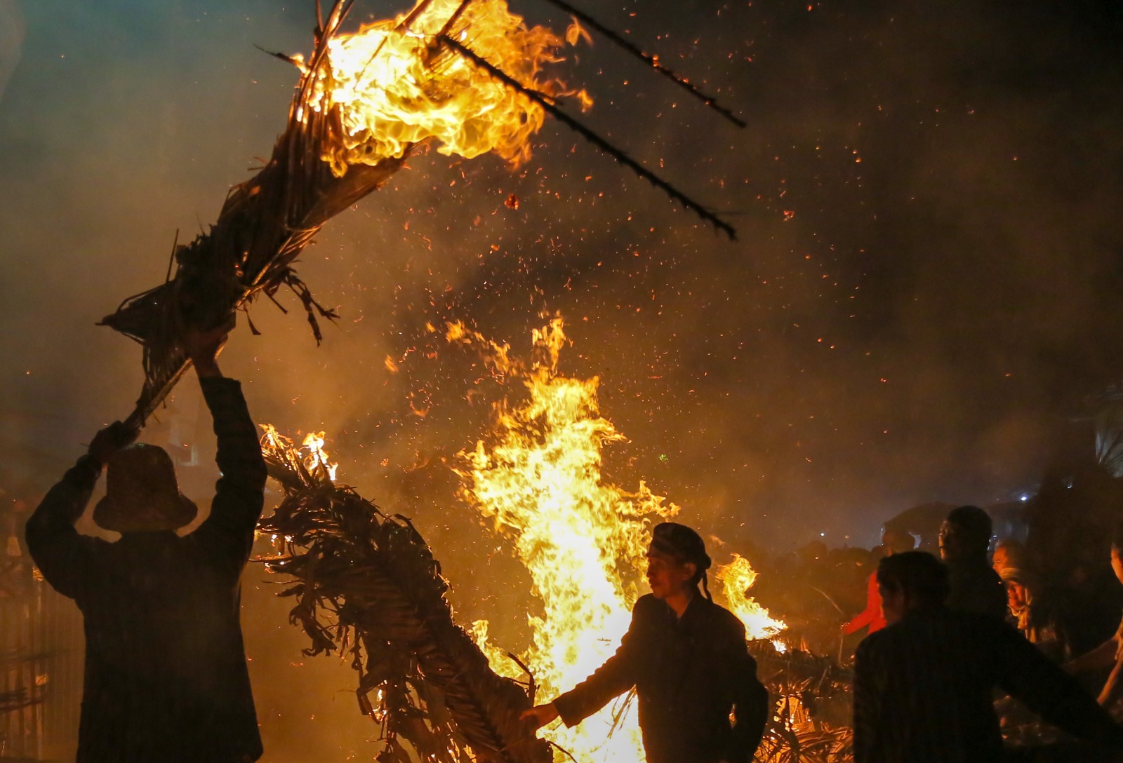 Atraksi Tradisi perang obor di Jepara