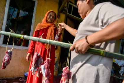 Penyaluran Daging Kurban dengan Tali Bambu Ramah Lingkungan