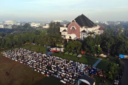Toleransi Terlihat dalam Shalat Idul Adha di Halaman Gereja Depok