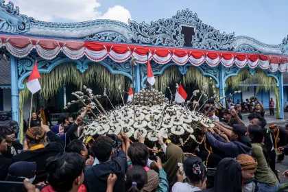 Tradisi Kirab Grebeg Besar Keraton Kasunanan Solo
