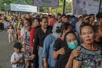 Pembagian daging kurban di Masjid Cut Meutia Jakarta