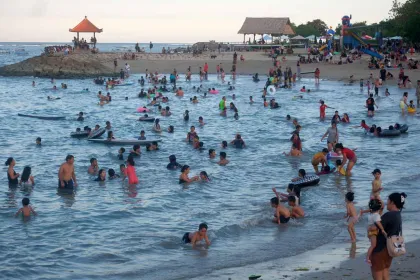 Suasana Pantai Sanur Ramai Wisatawan pada Libur Idul Adha