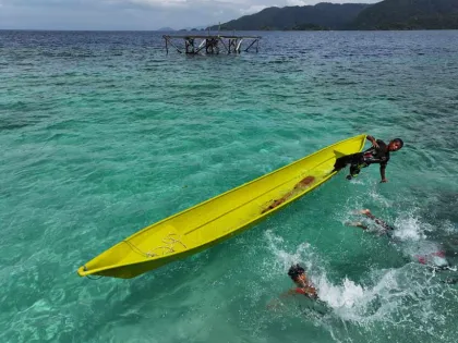 Anak-anak Suku Bajo Belajar Menyelam dan Memancing Sejak Usia Dini