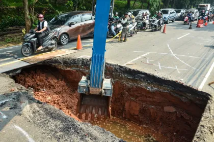 Penanganan jalan amblas di Lenteng Agung