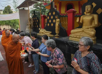 Umat Buddha Ikuti Puncak Perayaan Waisak di Tangerang Selatan