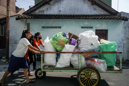 Pengelolaan sampah melalui bank sampah