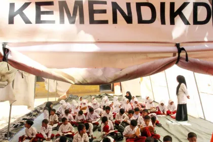 Berita Foto : Siswa Jalani Ujian Kenaikan Kelas di Tenda Darurat