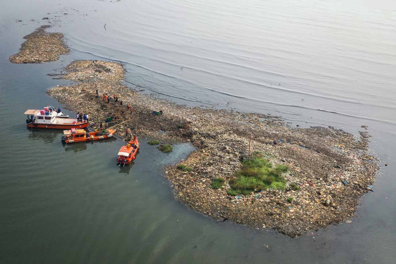 Foto: Upaya Pembersihan Sampah di Kawasan Laut Jakarta