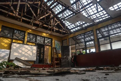 Berita Foto : Atap bangunan sekolah SDN di Karawang ambruk