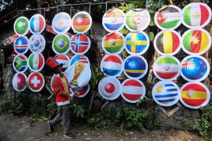 Berita Foto : Semarak Piala Dunia dengan Dekorasi Bendera Negara Peserta