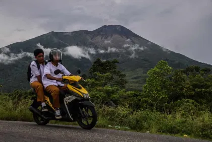 Berita Foto : Gunung Gamalama Tunjukkan Peningkatan Aktivitas Vulkanik