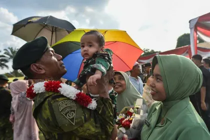 Berita Foto : Kepulangan Prajurit Satgas Pamtas RI–PNG Disambut Haru