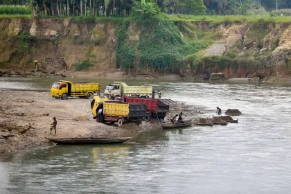 Berita Foto : Aktivitas Tambang Galian C Menggerus Bantaran Sungai Batang Anai