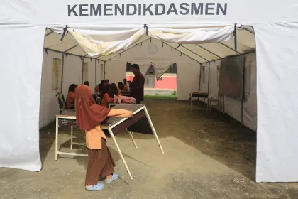 Berita Foto : Siswa belajar di tenda darurat