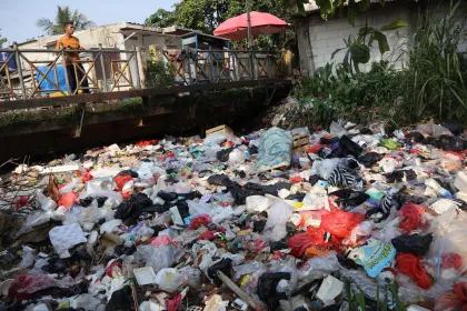Berita Foto : Tumpukan sampah di Sungai Kalibaru Bogor