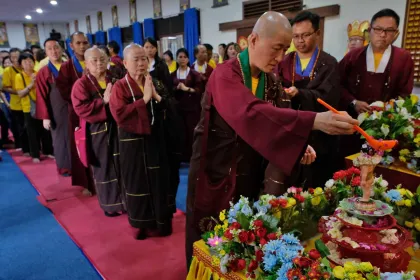 Berita Foto : Umat Buddha Gelar Ritual Pemandian Rupang Buddha