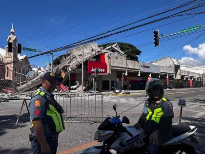 Berita Foto : Reruntuhan Bangunan Pascagempa Magnitudo 7,8 di Filipina