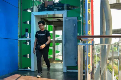 Berita Foto : Lift JPO Lenteng Agung Diperbaiki Usai Alami Kerusakan