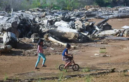 Berita Foto : Sisa Material Banjir Bandang Belum Bersih dari Kawasan Muara Batang Kuranji