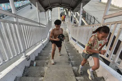 Berita Foto : Jembatan Penyeberangan Orang Jadi Lokasi Olahraga Warga