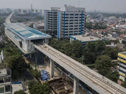 Berita Foto : LRT Jakarta Fase 1B Hampir Rampung
