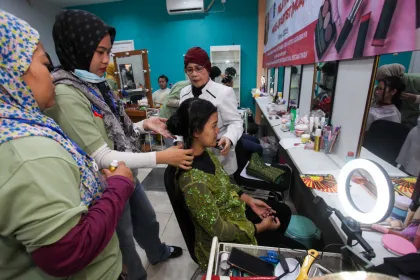Pelatihan merias secara gratis di Surabaya