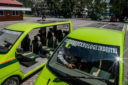 Pengembangan mobil listrik ...