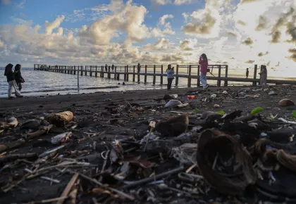 Berita Foto : Sampah domestik berserakan di objek wisata Pantai Kastela