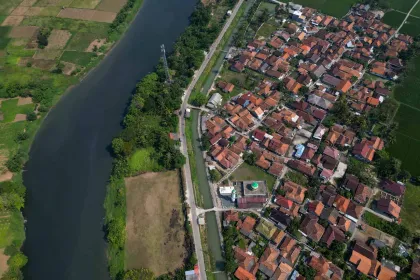Berita Foto : Kondisi Air Sungai Ciujung Menghitam