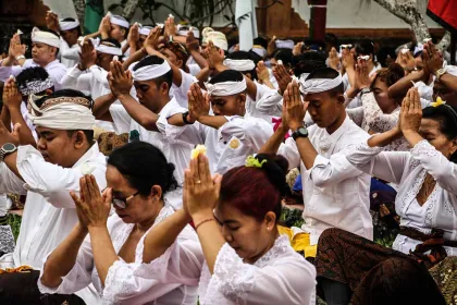 Berita Foto : Suasana Sembahyang Hari Raya Galungan di Palangka Raya