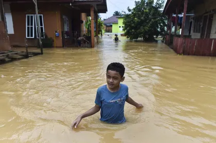 Berita Foto : Banjir Rendam Permukiman di Kota Jambi, Ratusan Rumah Terdampak