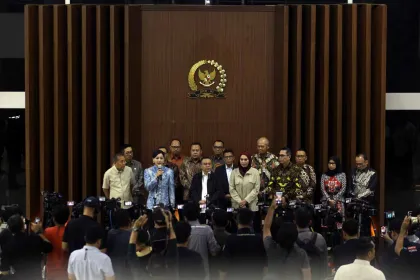 Berita Foto : OJK dan Pimpinan DPR Bahas Penguatan Pasar Modal