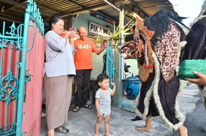 Tradisi Ngelawang di Denpasar