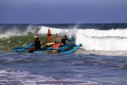 Upacara tradisi larung sesaji Pantai Serang