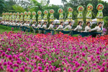 Berita Foto : 1.500 Warga Ambil Bagian dalam Parade Seni Budaya di Taman Bunga