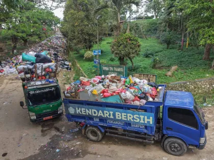 Berita Foto : Akses Jalan TPAS Puuwatu Kendari Tertutup Tumpukan Sampah